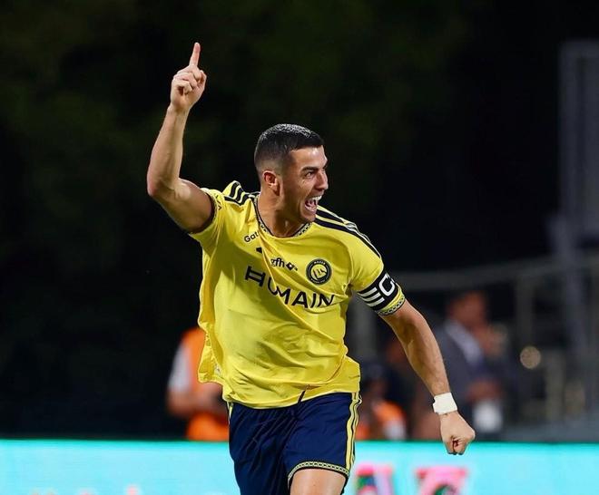 C罗生涯67次戴帽分布：皇马时期44次，葡萄牙10次
